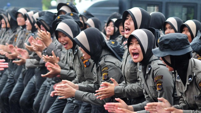 Jumlah polwan berjilbab yang akan diturunkan sekitar 300 personel. Polwan diharapkan dapat melakukan pendekatan secara persuasif kepada massa.