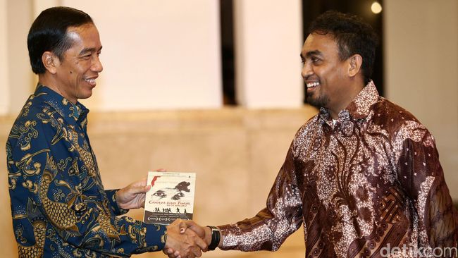 Sekalipun tidak tertarik terjun ke ranah politik, sang penyanyi solo ingin melakukan sesuatu demi memajukan masyarakat Indonesia.
