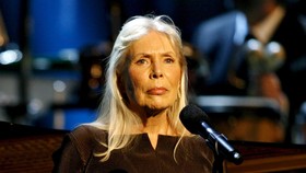 Kesehatan Membaik, Joni Mitchell Hadiri Konser Musik
