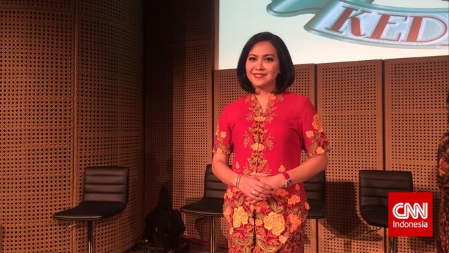 Salah satu penyanyi keroncong kawakan ini terpaksa nyemplung ke genre lain demi memopulerkan keroncong di telinga kaum muda.
