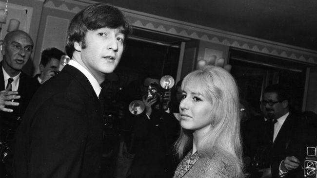 Cynthia Powell bertemu John Lennon di puncak kejayaannya bersama The Beatles. Mereka menikah tahun 1962, dan cerai pada 1968, sebelum John menikahi Yoko Ono.