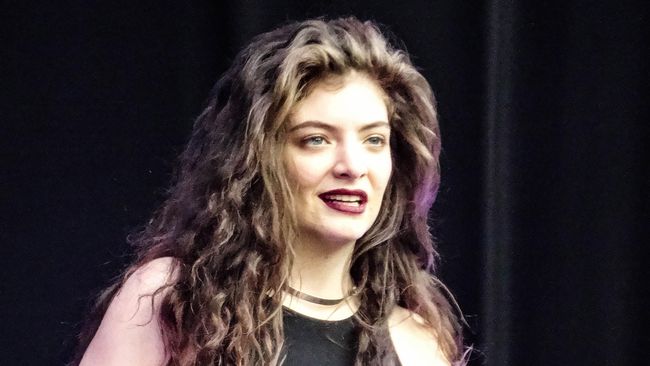 Hingga kini belum ada pernyataan resmi mengenai alasan Scott Maclachlan mengundurkan diri dan siapa yang akan menjadi manajer baru Lorde.