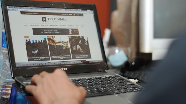 Kemkominfo meminta YouTube memblokir dua video yang memperlihat kelompok ISIS melatih anak WNI menembak. Tapi tak cuma YouTube, video itu juga ada di WordPress.