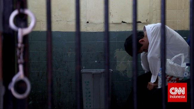Sama seperti koleganya di JIS Neil Bentleman, Ferdinant Tjiong juga divonis 10 tahun penjara dan denda Rp 100 juta oleh majelis hakim PN Jaksel.