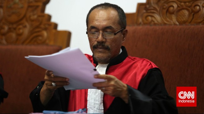 “Lihat nanti sampai pengadilan atau tidak. Yang jelas, saya menuntut yang bersangkutan," kata Sarpin di Markas Besar Polri, Jakarta, hari ini.