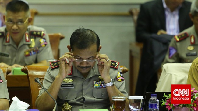 Bersama anggota kader PDIP berinisial A, petugas KPK dikabarkan juga menangkap AK, seorang anggota Polri berpangkat brigadir satu.