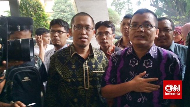 Denny berulang kali berdalih mengatakan pungutan tersebut adalah biaya transfer antar bank yang sifatnya wajar. 