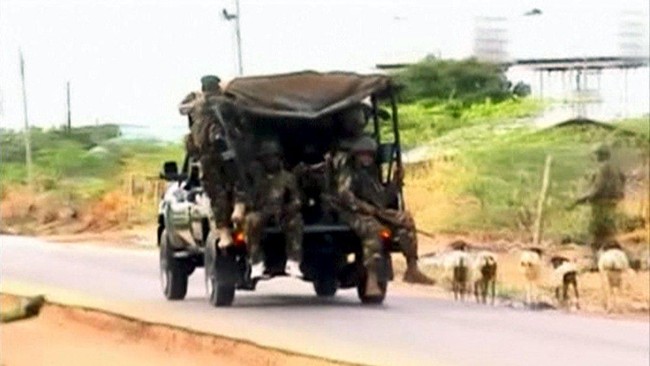 Darah mendekati Hellen Titus saat tiarap di antara jasad para sahabat yang ditembak membabibuta oleh kelompok Al-Shabaab, di Universitas Garissa, Kenya.