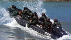 Marinir Evakuasi Korban Tewas Mobil Tercebur di Kali Brantas
