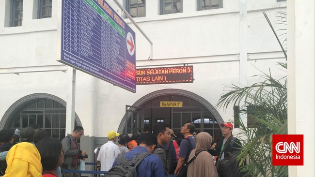 Selain tambahan tiket, manajemen PT KAI (Persero) juga akan menebar potongan harga untuk sejumlah rute dan tujuan tertentu.