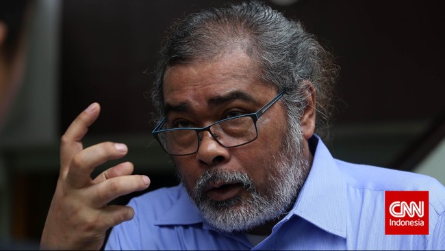 Saksi diminta menjelaskan kenapa melakukan napak tilas justru tidak dimulai dari rumah korban, namun dari hotel dekat rumah ibu angkat korban.