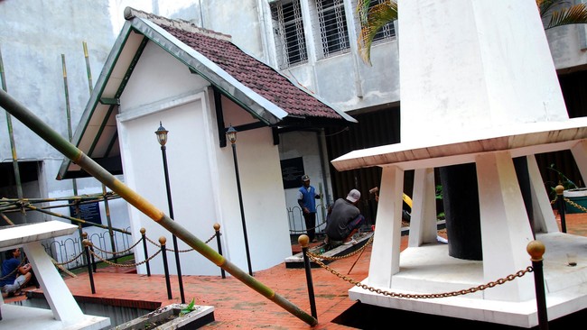 Pekerja melakukan pemugaran situs sejarah sel nomor 5 blok F bekas Lapas Banceuy Bandung, Jawa Barat, Rabu (1/4). Tempat sejarah penahanan Presiden Soekarno, sekaligus tempat melahirkan Pledoi Indonesia Menggugat itu kini dalam perbaikan jelang peringatan Konferensi Asia-Afrika (KAA) ke-60 pada April mendatang. ANTARA FOTO/Agus Bebeng/ss/ama/15