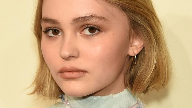 Johnny Depp anggap Lily-Rose putrinya tumbuh terlalu cepat. Make-up piranti pendukung karir sebagai model dan aktrispun dianggap Depp mengganggu.