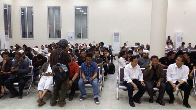 Pesawat TNI AU sudah tiba di Salalah, Oman, yang berbatasan dengan Yaman. Namun WNI sulit keluar dari wilayah pertempuran. Kemlu terus menjajal segala rute.