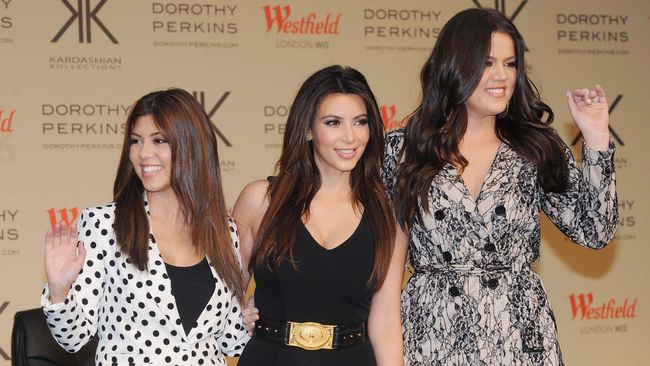 Kim dan Khloe Kardashian berang saat mengetahui Scott Disick, mantan pasangan Kourtney Kardashian, sudah memiliki kekasih baru.