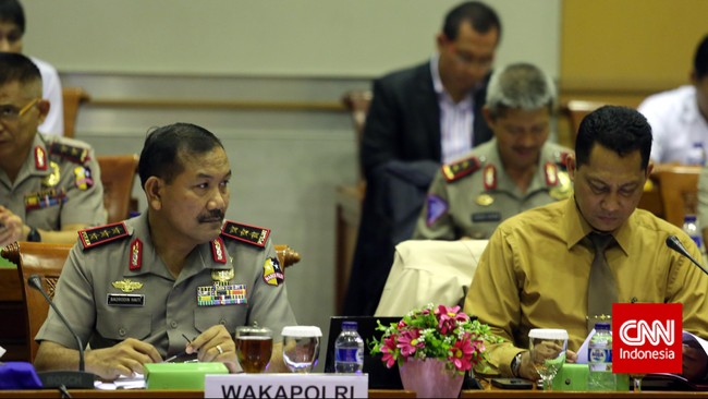 Menkopolhukam Tedjo Edhy Purdijatno mengatakan rapat konsultasi Jokowi-DPR membahas pencalonan Komjen Badrodin Haiti dan pembatalan Komjen Budi Gunawan. 