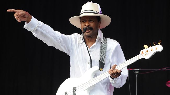 Saat Larry Menunjukkan Bass Tak Lagi Terbelakang Ibu jari ibarat kaki menendang bass drum dan empat jari lain membuat senar bass menjadi snare. Warisan itulah yang membuat funk dan R&B terlahir di dunia.