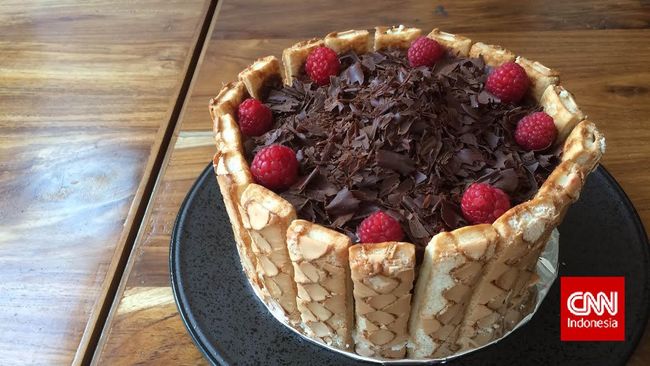 Private Chef sekaligus pemilik restoran Union, Adhika Maxi memberikan sebuah resep mudah membuat kudapan manis Monde Glassatine Chocolate Gateux di rumah.