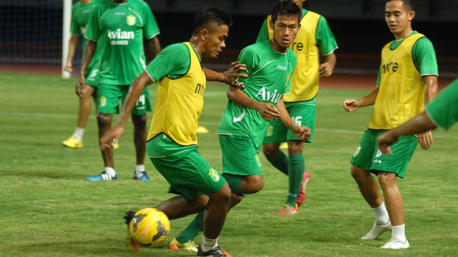 Tampil menekan tim Mitra Kukar yang datang bertandang ke Surabaya, Persebaya Surabaya mampu merobek gawang tim tamu dan unggul 1-0 pada babak pertama.