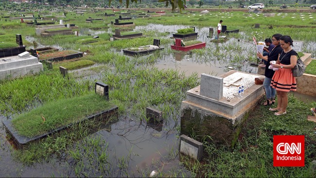 Dinas Tata Air DKI Jakarta menyatakan salah satu masalah utama dalam pencegahan banjir di Jakarta adalah pompa air yang masih dipenuhi sampah.