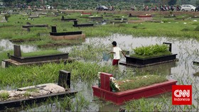 Puluhan Liang Kubur Jenazah Covid TPU Bambu Apus Tergenang