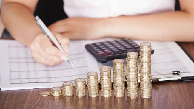 Ibu tunggal harus punya banyak akal dalam membesarkan anak, terutama soal kebutuhan finansial. Bagaimana menyiasatinya?