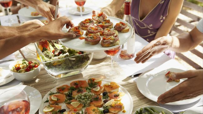 Saat berbuka puasa, bosan rasanya ketika Anda harus makan yang itu-itu saja. Agar Anda tak bosan makan, Anda harus pandai-pandai mensiasati aneka hidangannya.
