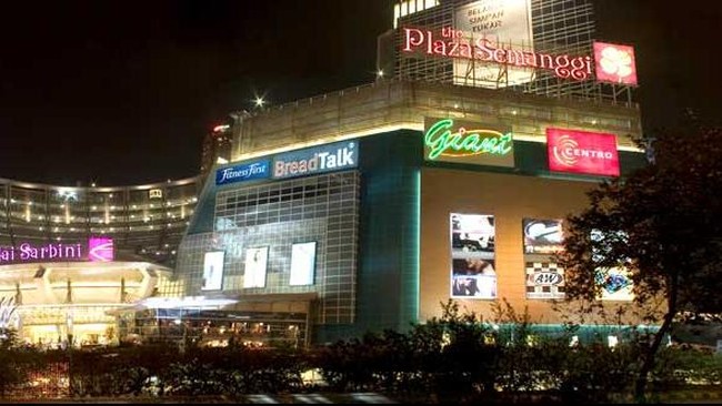 Para pengunjung pusat perbelanjaan itu dievakuasi. Kebakaran diduga berasal dari lantai 5A.