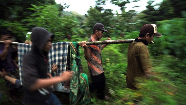 Kepala Kepolisian Daerah Sulawesi Tengah Brigadir Jenderal Rudy Sufahriadi mengatakan ada 10 orang WNA beretnis Uighur di antara kelompok teroris Santoso.