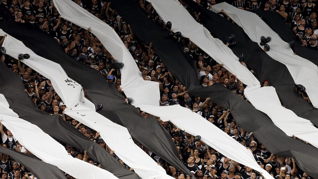 Suporter Chile yang memadati stadion di kota Concepcion memastikan telinga para pendukung Argentina panas dengan mencemooh lagu kebangsaan lawan.