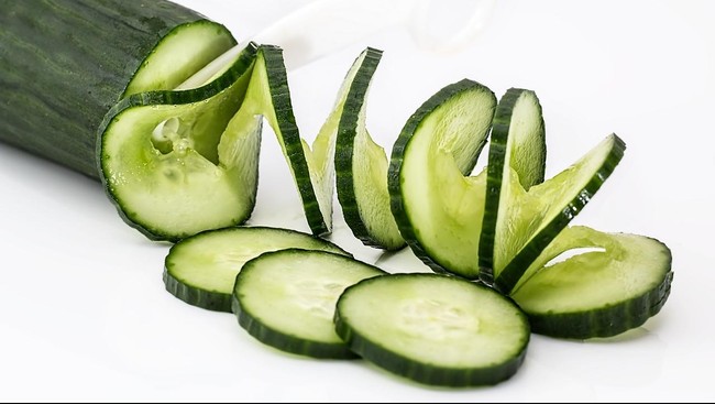 Buah-buahan yang sering digunakan sebagai obat komplementer darah tinggi umumnya buah-buahan yang mengandung banyak air, salah satunya yaitu mentimun.