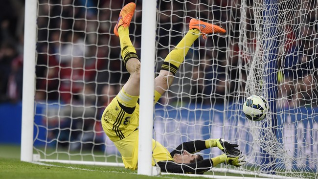 Sabtu, 4 April sepertinya akan jadi hari yang bakal dikenang oleh Thibaut Courtois mengingat ia dipermalukan oleh Charlie Adam dari jarak 59 meter.