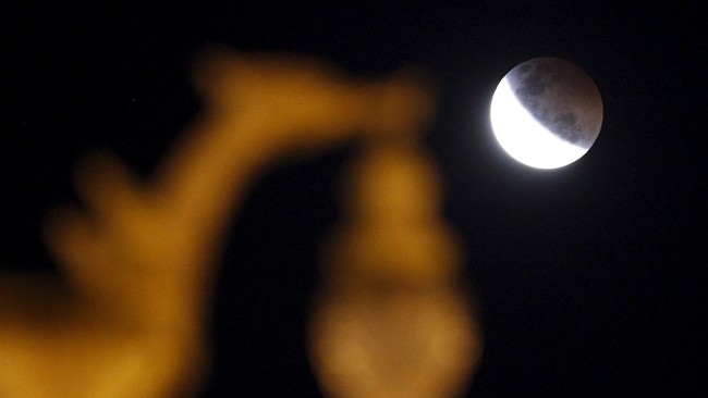 Fenomena alam gerhana bulan dianggap sebagai kutukan. Sampai ilmuwan Inggris ini menjelaskannya secara ilmiah.