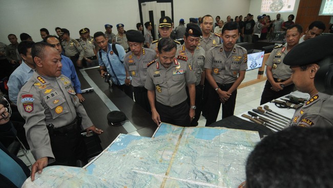 Anggota Komisi Pertahanan DPR menyayangkan operasi gabungan TNI dan Polri ini diperpanjang. Insiden jatuhnya helikopter TNI mewarnai operasi di Poso ini.