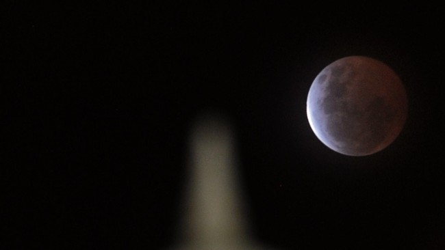Gerhana bulan sebagian bakal terlihat di langit Indonesia pada 7-8 Agustus ini. Ini fakta-fakta yang kamu perlu ketahui.
