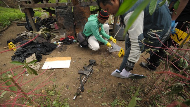 Pentolan kelompok Santoso, Daeng Koro, tewas dalam baku tembak dengan Densus. Dia salah satu buron paling dicari. Pernah ikut tes Kopassus sebelum jadi teroris.