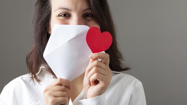 Sebuah surat cinta bukan cuma soal jadi kenang-kenangan yang romantis, tapi juga jawaban atas sebuah tragedi.