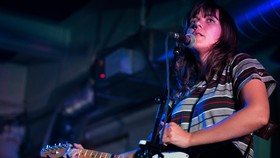 Courtney Barnett Berhasil Mengisi Kekosongan Solois Wanita