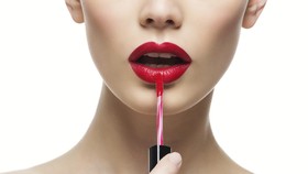 Make Up Artist: Semua Perempuan Cocok Pakai Lipstik Merah