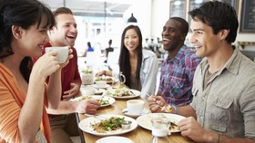 Delapan Kebiasaan yang Tak Boleh Dilakukan Usai Makan Siang