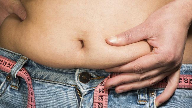 Perut buncit selalu identik dengan kegemukan. Padahal orang yang bertubuh kurus pun bisa memiliki ‘tas pinggang’ di bagian perut. Apa sebabnya?