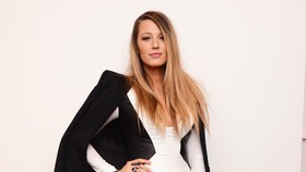 Blake Lively Permalukan Diri di Depan Presiden Obama