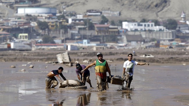 Banjir di gurun Atacama, wilayah utara Chile, menewaskan puluhan orang. Ratusan warga lainnya dinyatakan hilang saat longsor dan banjir bandang terjadi.