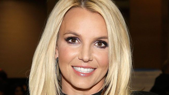 Jika tidak menjadi selebriti, Britney Spears ingin merawat keluarga besar Brad Pitt dan Angelina Jolie, terutama anak-anak mereka.