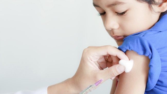 Ada banyak orang tua yang ragu memberikan vaksin pada anaknya lantaran adanya kabar bahwa vaksin dapat menyebabkan autisme pada anak. Ini fakta atau mitos?