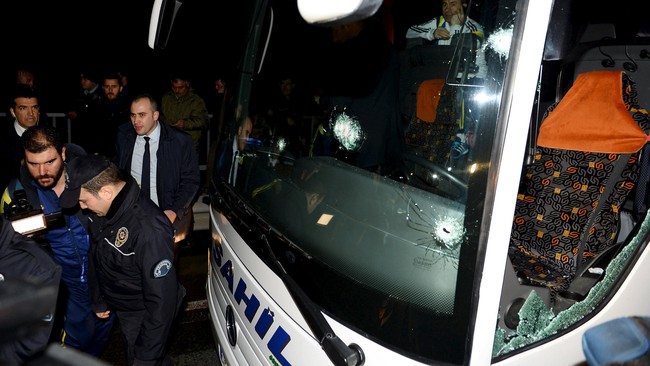 Salah satu klub tersukses Turki, Fenerbahce, menuntut Super Lig dihentikan sementara menyusul insiden penembakan bus tim usai pertandingan melawan Rizespor.