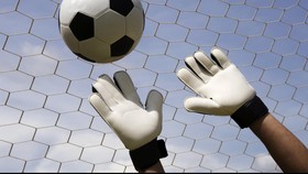 Rusak Titik Penalti, Kiper Tim Jerman 'Kena Batu'