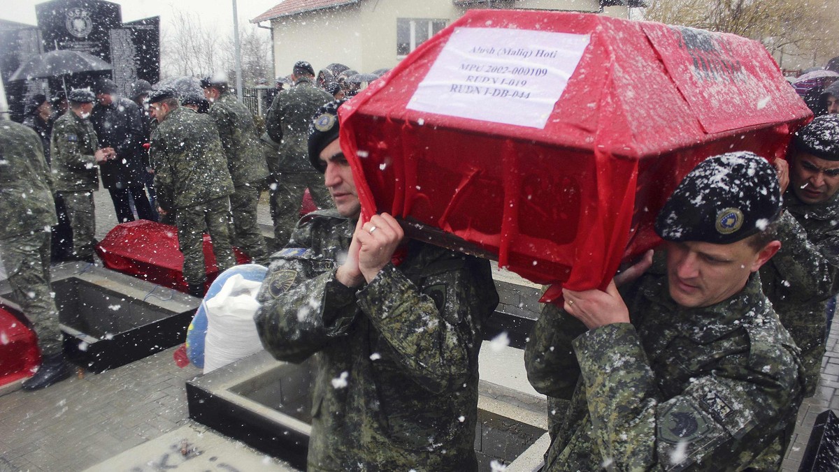 Jenazah Korban Perang Kosovo Dimakamkan