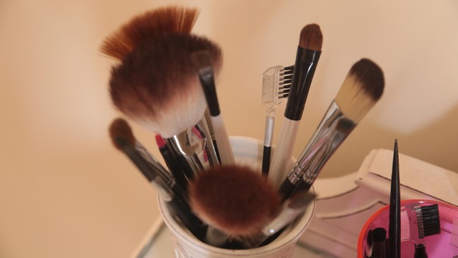 Terlalu hemat pada sesuatu terkadang bisa menimbulkan risiko bagi diri sendiri. Contohnya menyimpan make up bahkan sampai melebihi tanggal kadaluarsa.