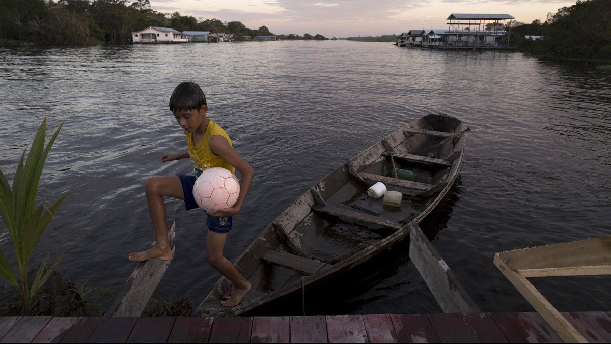 Keceriaan Bermain Sepak Bola di Atas Papan Terapung